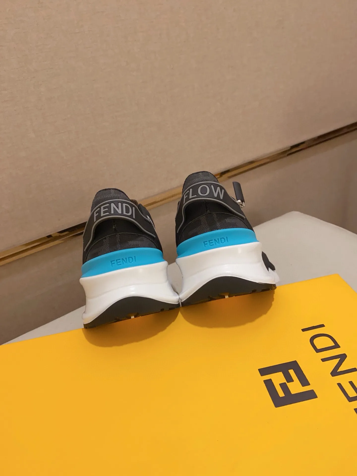 Men's shoes💰: 540💰(Higher version) [Fendi] Fendi's latest casual shoes for men! Available at counters simultaneously! A one-to-one replica of the original. Made entirely of imported top-grain calfskin, the interior is made of top-grain water-dyed cowhide, and the original factory-supplied rubber outsole. Leading new fashion concepts. Matching code: 38-44. 45 can be customized and non-returnable!
